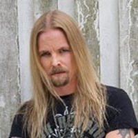 TOMAS OLSSON </h3><p>Guitare-