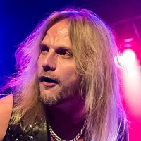 Richie Faulkner -Guitare-